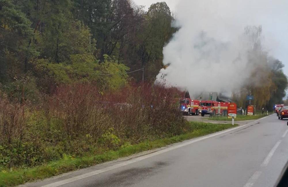 Foto: V obci Kotešová zasahovali hasiči celú noc pri požiari dreveného salaša