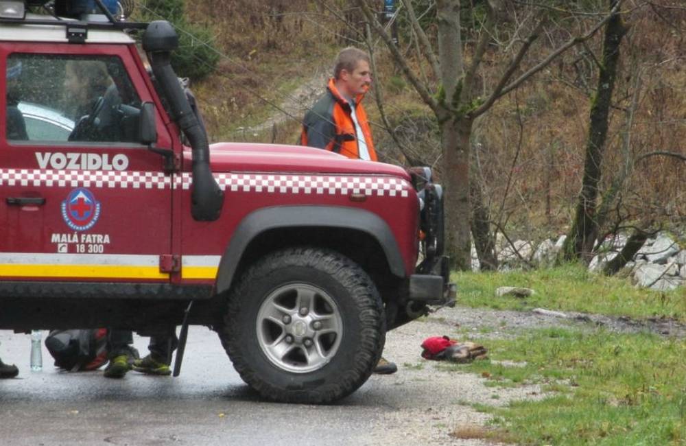 Na Martinských Holiach spadol 14-ročný chlapec z chaty na betón, pomáhali mu horskí záchranári
