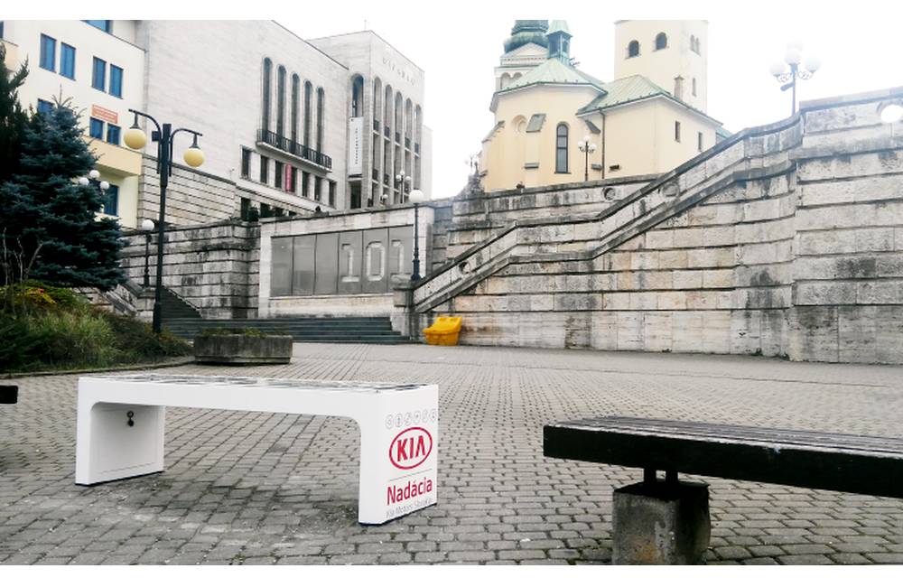 Ďalšia SMART lavička v Žiline pribudla na Hlinkovom námestí, venovala ju Nadácia Kia Motors Slovakia