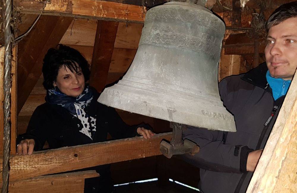VIDEO: V kaplnke na Starom cintoríne v Žiline boli objavené dva zvony, jeden z nich má až 165 rokov