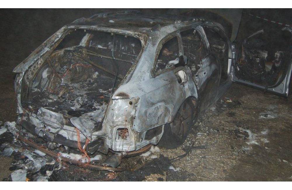 V Čadci zhorelo v noci vozidlo značky Audi A6, vo vnútri sa nachádzala osoba neznámej totožnosti