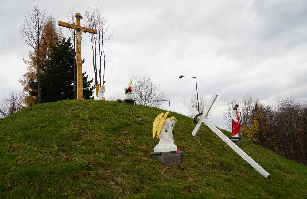 Jozef Bitto s rodinou postavil na Nemocničnej ulici najväčší kríž v Žiline, súčasťou sú aj sochy