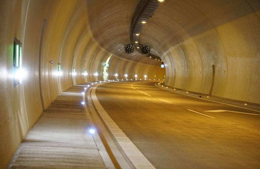 V týchto chvíľach slávnostne otvárajú nový úsek diaľnice D3, vrátane tunela Považský Chlmec