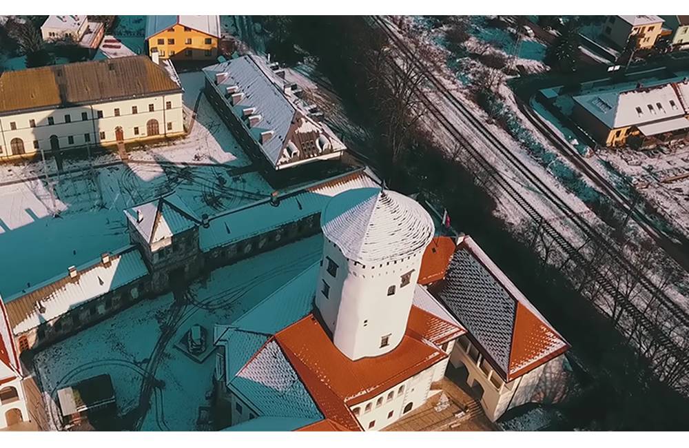 VIDEO: Zasnežený Budatínsky hrad z vtáčej prespektívy