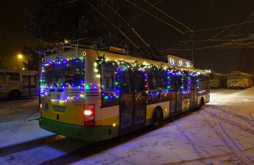 Od dnešného dňa bude po Žiline jazdiť Vianočný trolejbus, postupne sa objaví na všetkých linkách