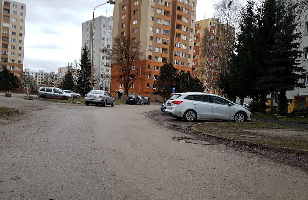 Na Javorovej ulici na Solinkách začali autá jazdiť prirýchlo, mesto ihneď po zime osadí retardér
