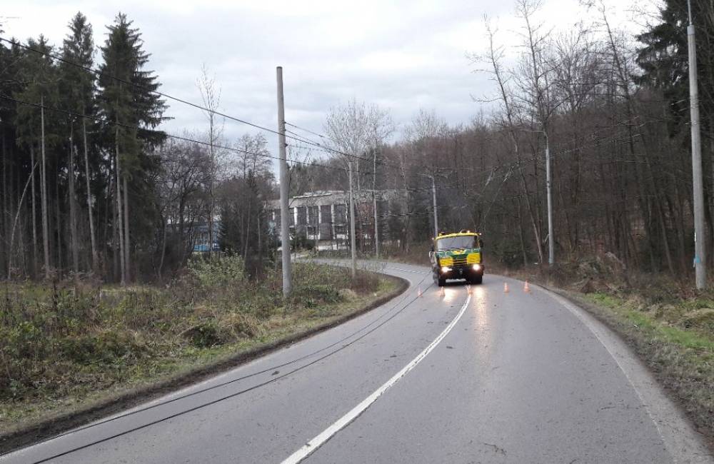 Spadnutý strom medzi Vlčincami a Solinkami odstavil cestu a vyradil trolejbusy na takmer 12 hodín