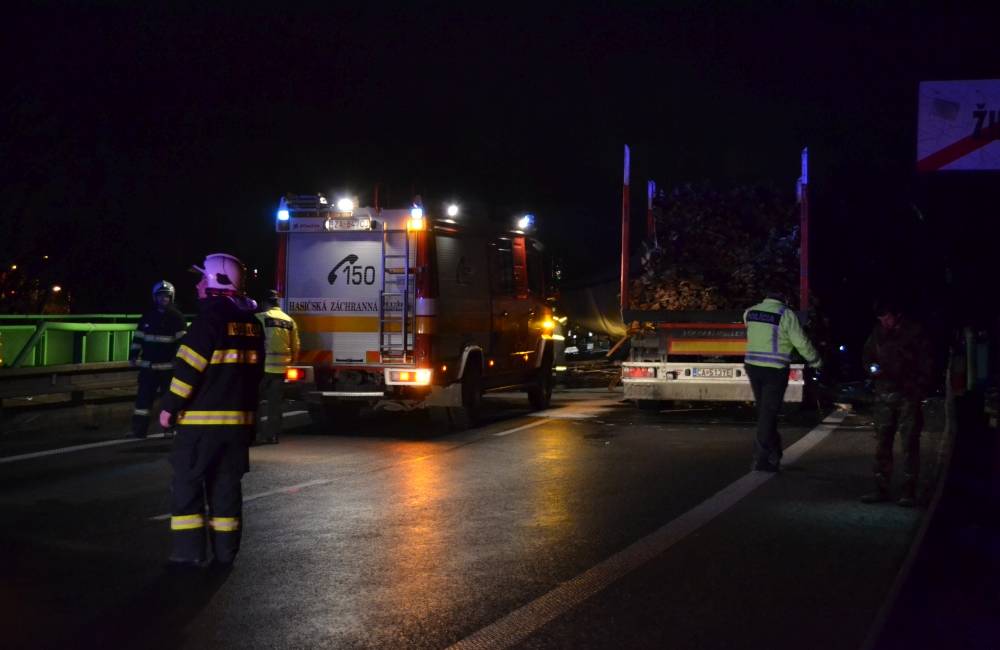Foto: Pri odbočke z obce Stráňavy na cestu I/18 došlo k dopravnej nehode, tvoria sa kolóny