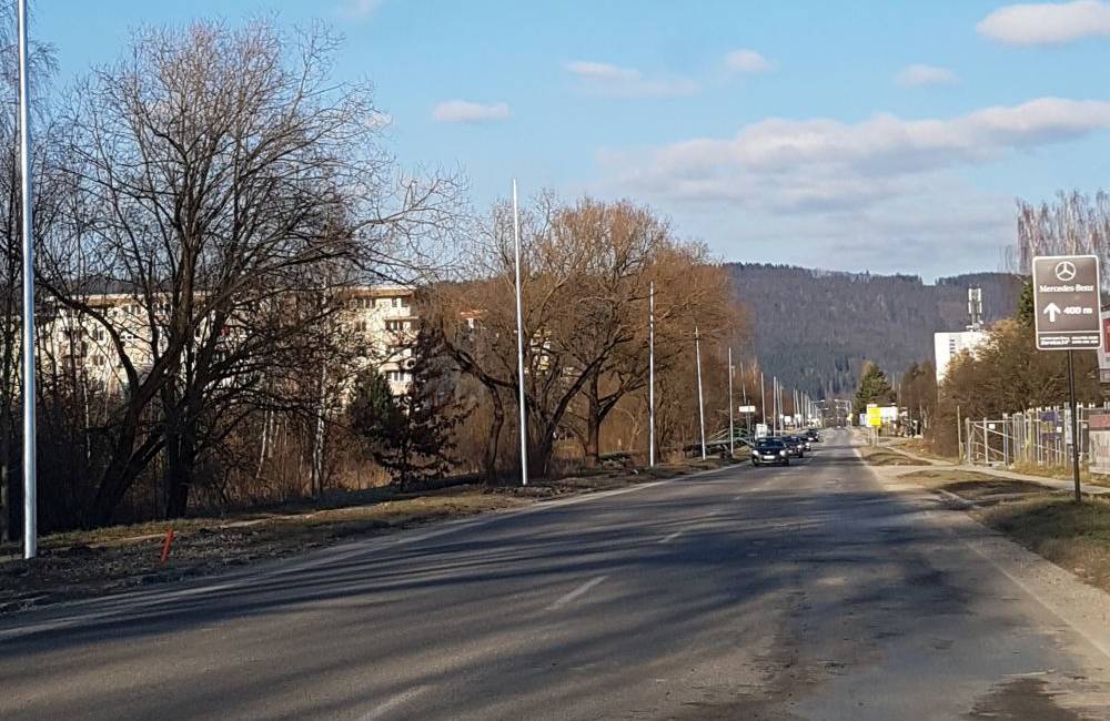 Verejné osvetlenie na Rosinskej ceste a ulici Vysokoškolákov by malo byť hotové do konca mesiaca