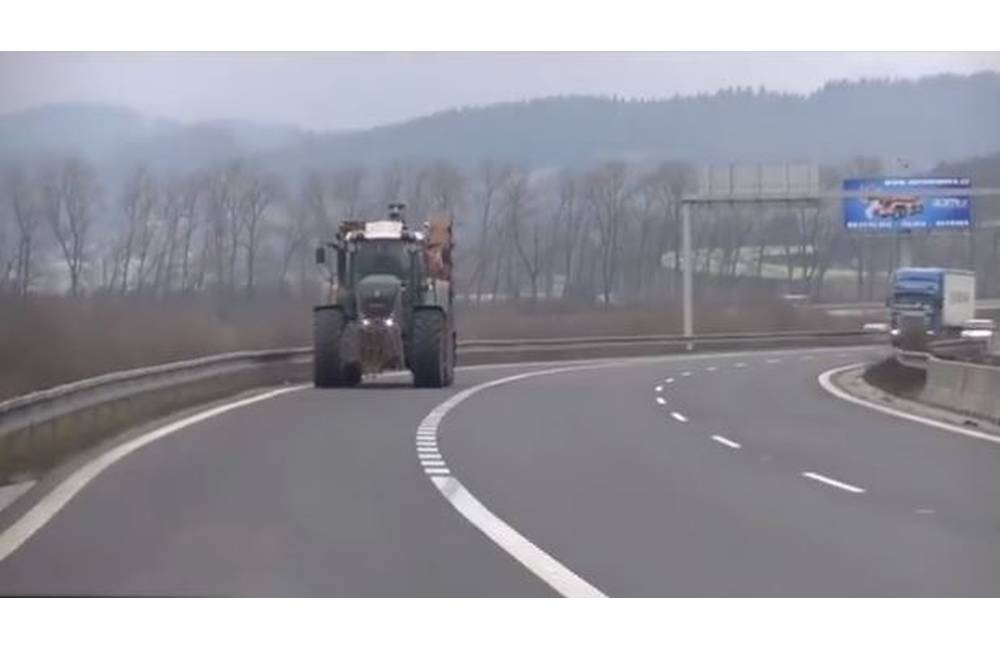 VIDEO: Po diaľnici D3 sa v smere do Bytče presúval traktor s prívesom, vodič dostal pokutu