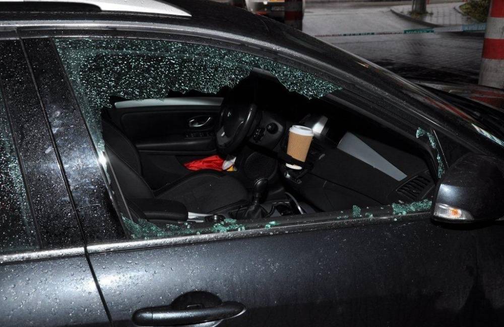 Foto: Auto nie je trezor! Za posledné dni ukradli zo zaparkovaných áut v Žiline dva notebooky