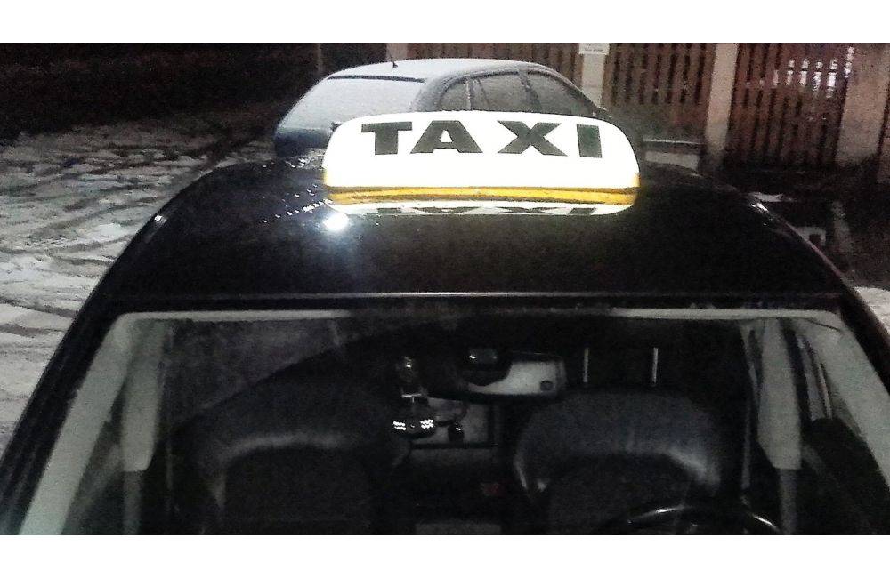 Colníci so štátnymi a mestskými policajtmi kontrolovali v piatok v noci taxikárov, uložili aj pokuty