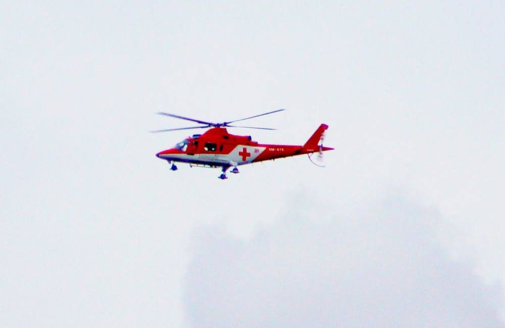 33-ročného pilčíka vo Vrátnej zasiahol strom do hlavy, letecky bol prevezený do nemocnice v Žiline