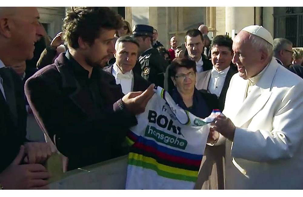 VIDEO: Peter Sagan odovzdal pápežovi Františkovi dres aj špeciálny bicykel