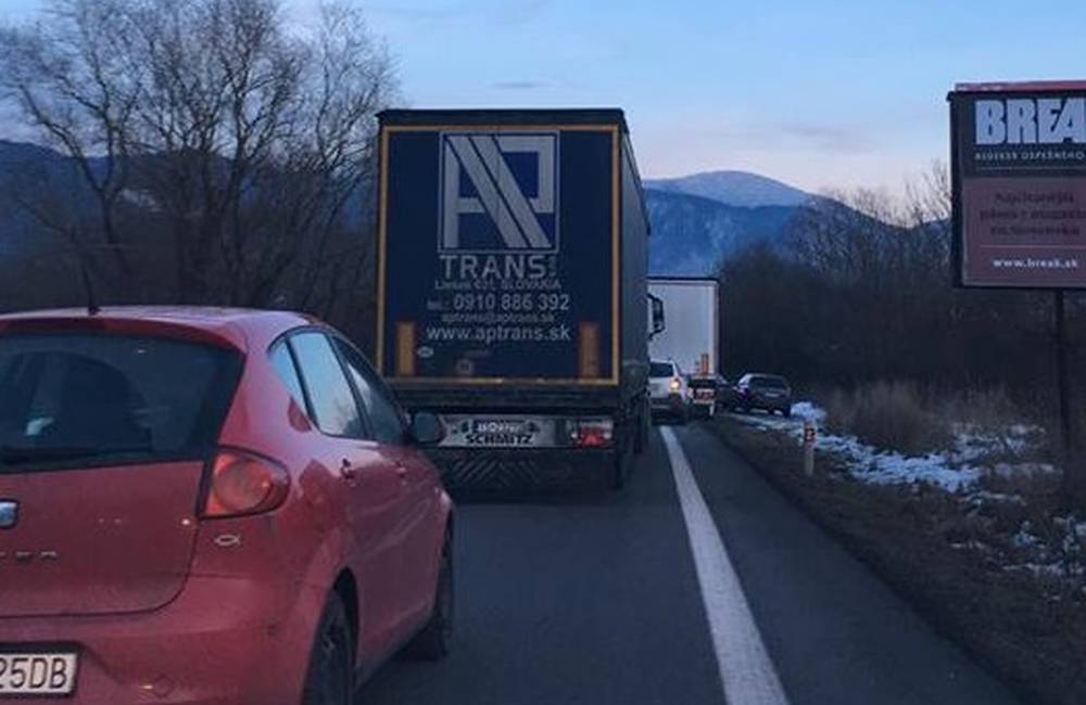 Foto: AKTUÁLNE: Pri obci Stráňavy došlo k zrážke kamióna a osobného auta, hlásia zranené osoby