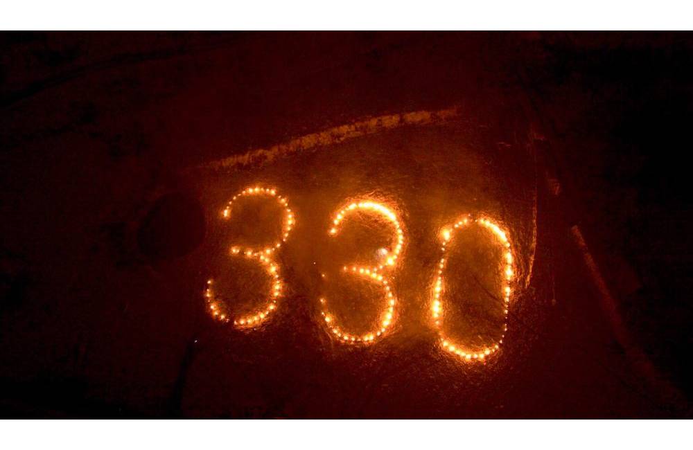 V Bytči tento rok vytvorili pri príležitosti Jánošíkovho výročia obrovský horiaci nápis „330“