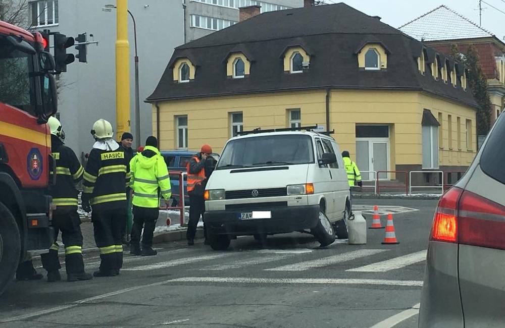 Dopravu na Veľkej okružnej a Hálkovej komplikuje nehoda, na mieste sú hasiči aj polícia