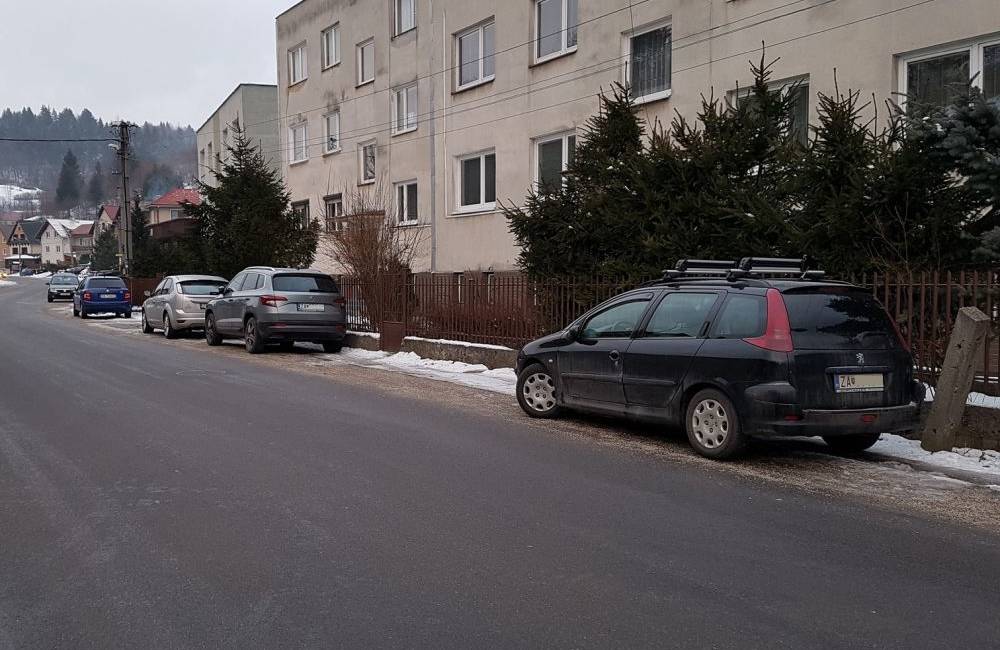 Problém s parkovaním riešia aj v Terchovej, autá blokujú cesty a chodníky