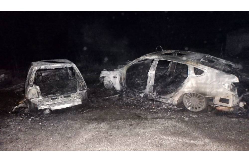 V obci Belá zhoreli dve osobné autá zaparkované vo dvore rodinného domu