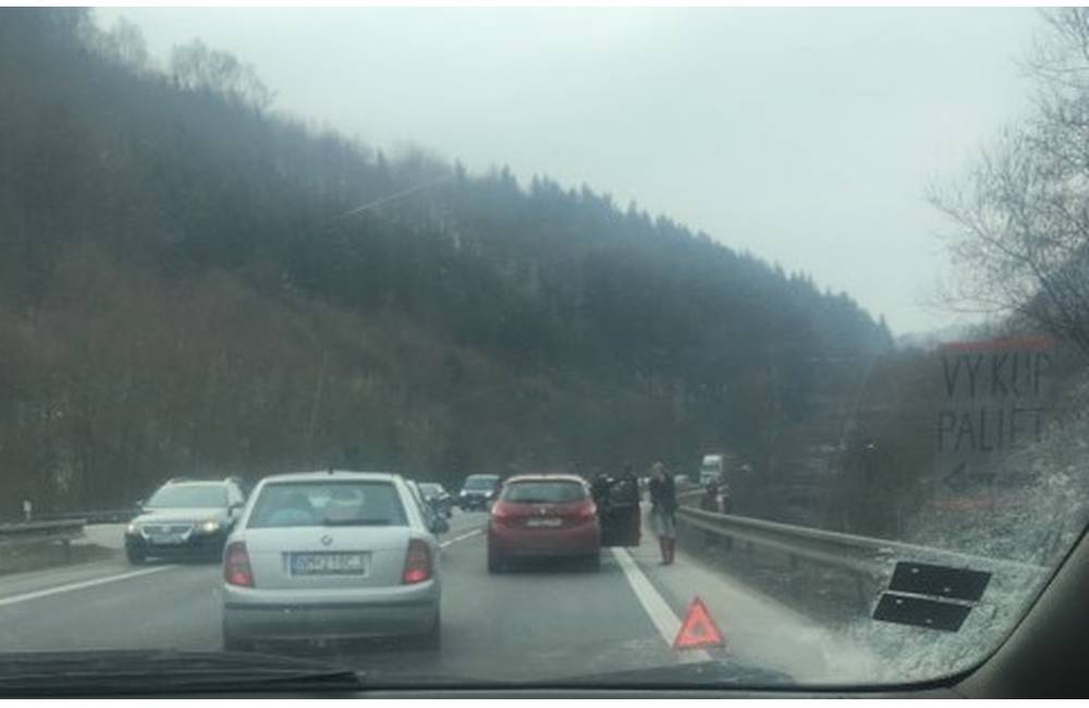 Medzi Žilinou a Kysuckým Novým Mestom sa zrazili 3 osobné autá, rátajte s kolónami