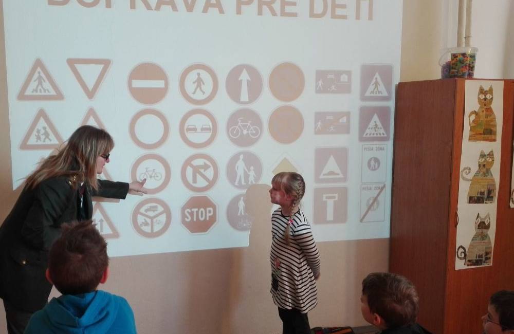 Preventistky KR PZ v Žiline prednášali žiakom ZŠ Limbová na tému bezpečnosti na cestách