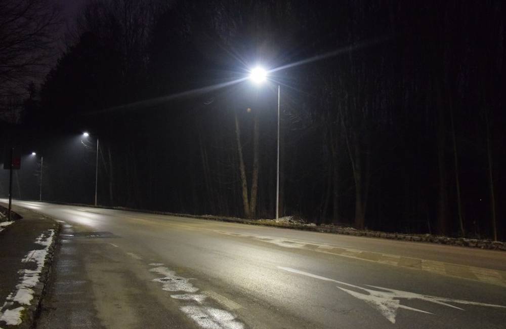 Rosinská cesta je osvetlená, v dôležitom úseku však chýbajú priechody pre chodcov