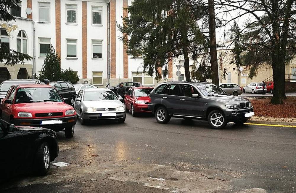 Zaparkovať v žilinskej nemocnici je čoraz ťažšie, autá blokujú väčšinu ciest a chodníkov