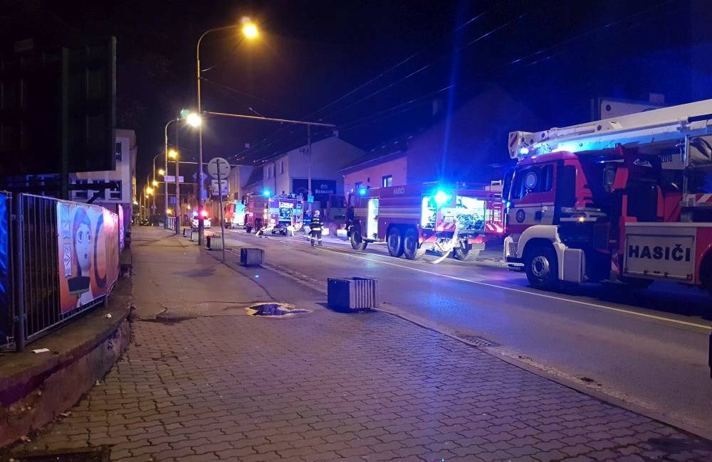 AKTUÁLNE: Na Komenského ulici v Žiline horí budova Okresnej kancelárie Smer-SD