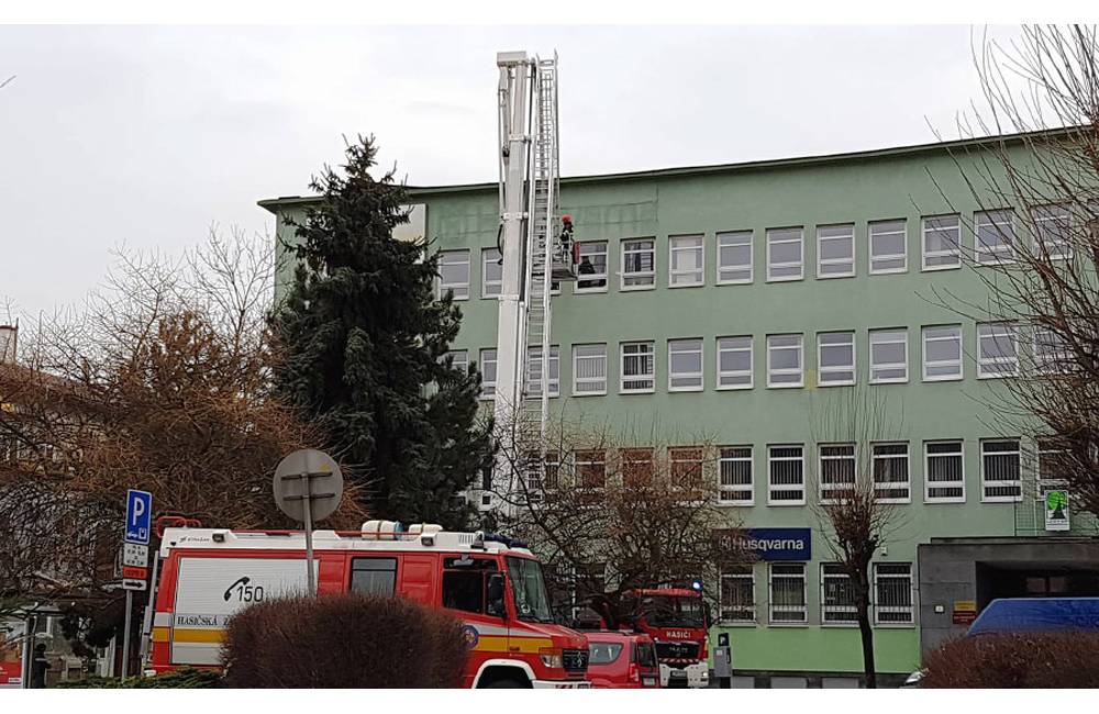Na Štefánikovom námestí strhol silný vietor časť strechy, hasiči ju zabezpečujú