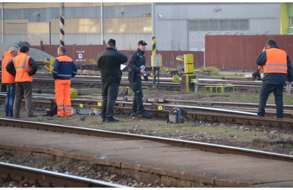 Žena s dvomi deťmi prechádzala pri Varíne cez železnicu, zrážku s rýchlikom neprežila