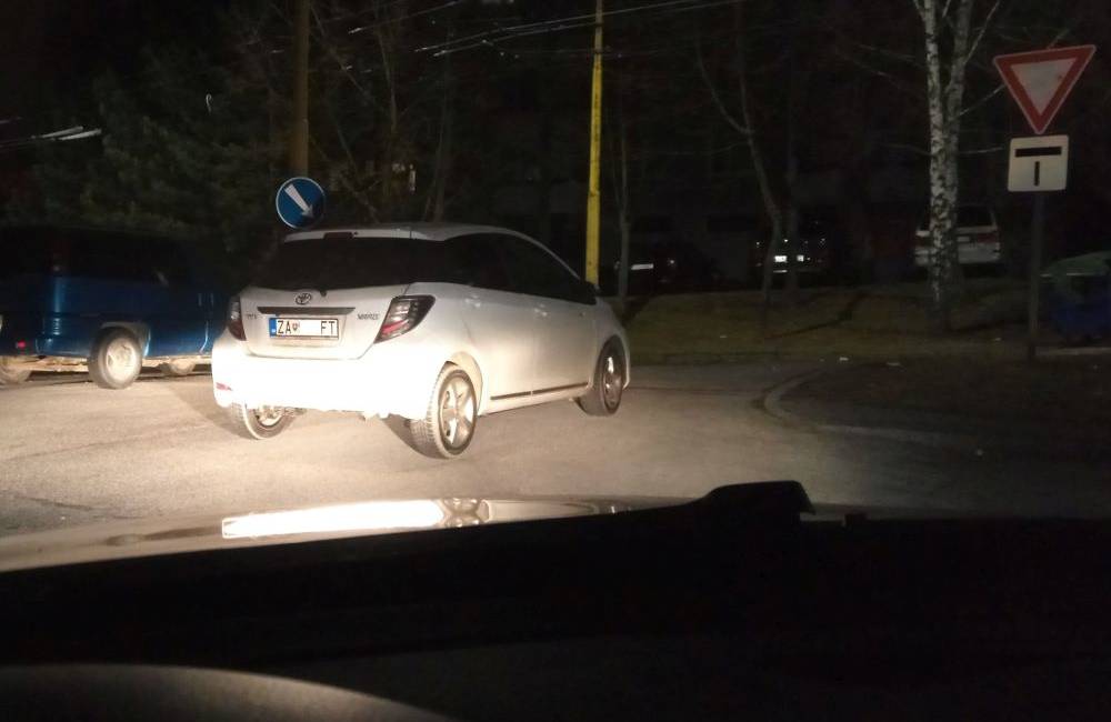 Na sídlisku Hájik riešia nový problém s parkovaním, autá odstavené v križovatkách blokujú cestu