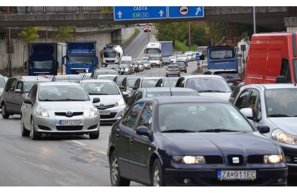 AKTUÁLNE: Doprava v Žiline kolabuje, hlavné ťahy aj ulice v meste sú neprejazdné