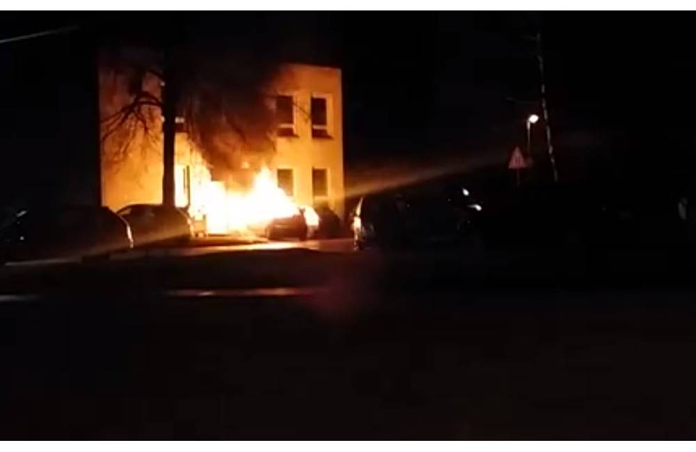 AKTUÁLNE: Na sídlisku Vlčince horí ďalšie osobné auto