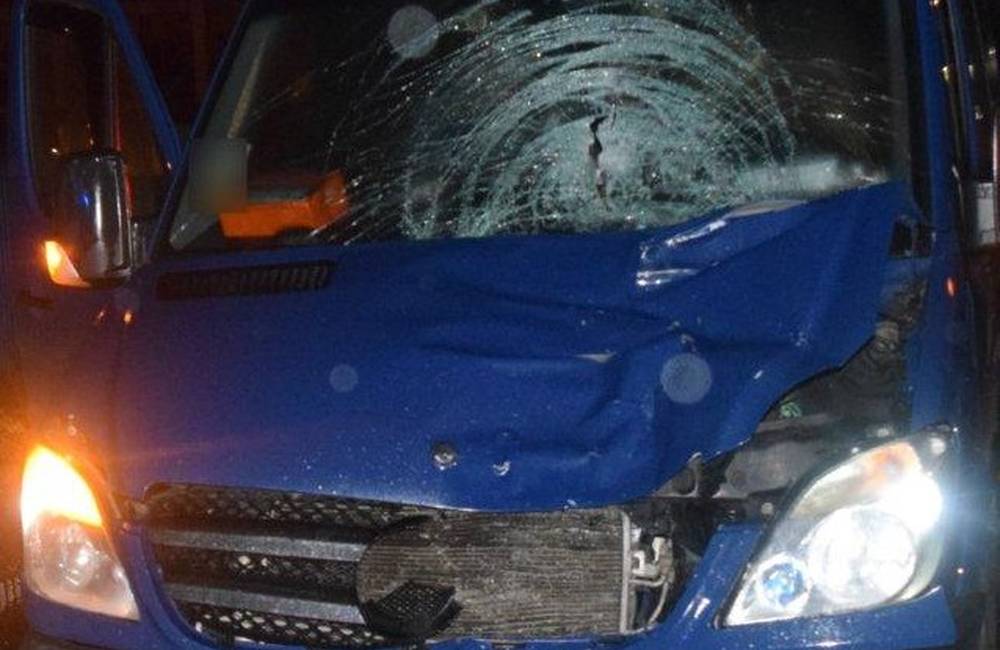 Ukrajinský vodič zrazil na ceste 17-ročného chodca bez reflexných prvkov, mladík zraneniam podľahol