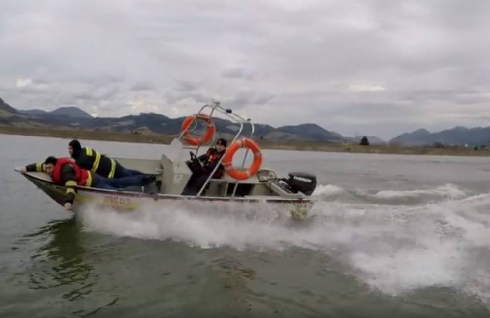 Žilinskí hasiči zverejnili video z výcviku vodcov malých plavidiel na Vodnom diele Žilina