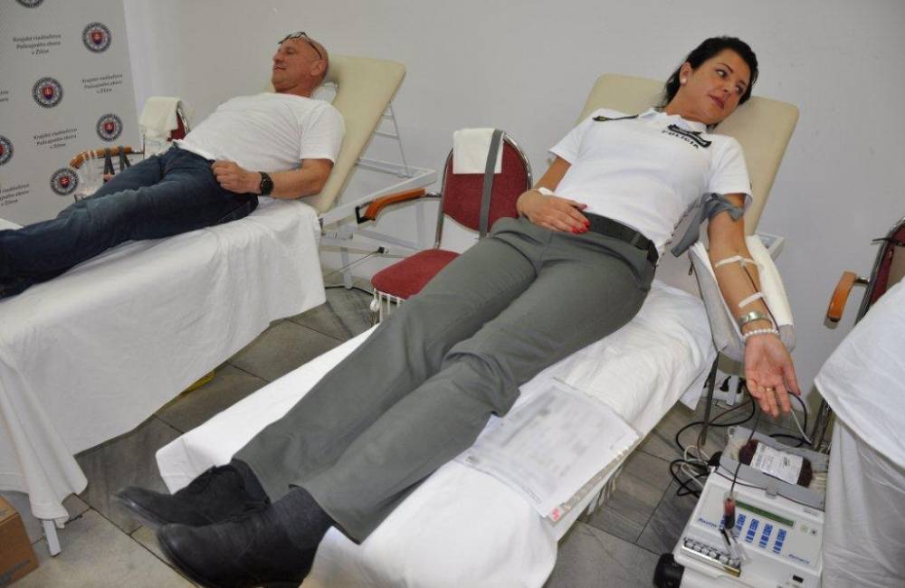 Policajti v Žiline dnes darovali krv na pokračovaní akcie „Policajná kvapka krvi“