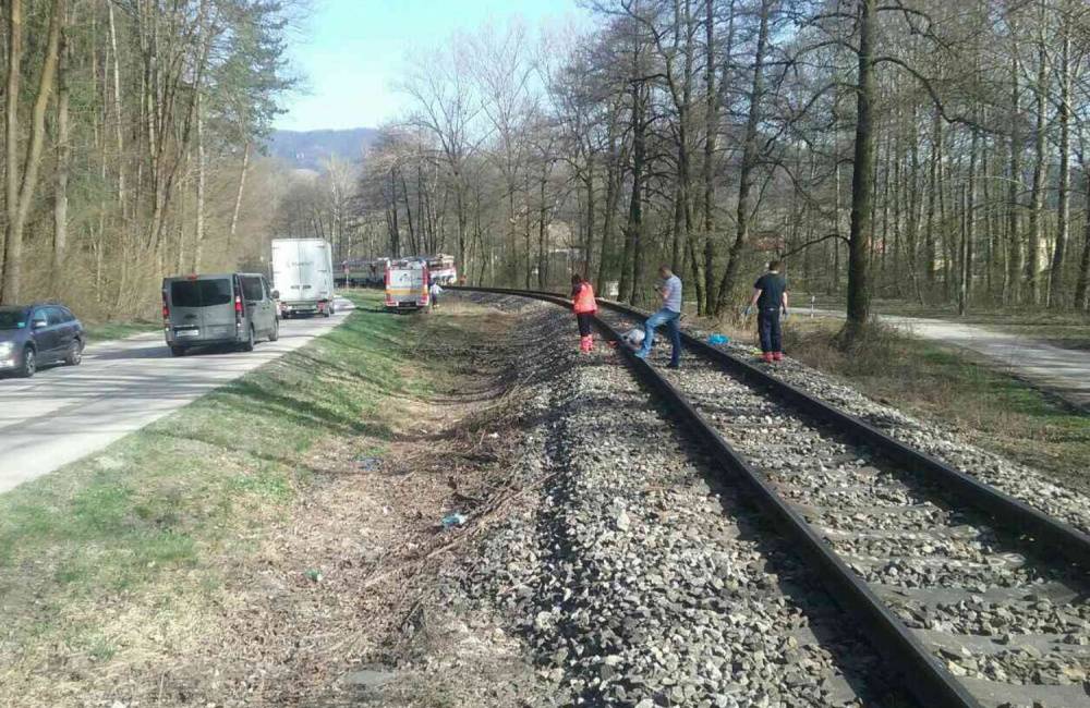 Cyklista neprežil zrážku s vlakom v Rajeckých Tepliciach, 16 osôb z vlaku odviezol evakuačný autobus