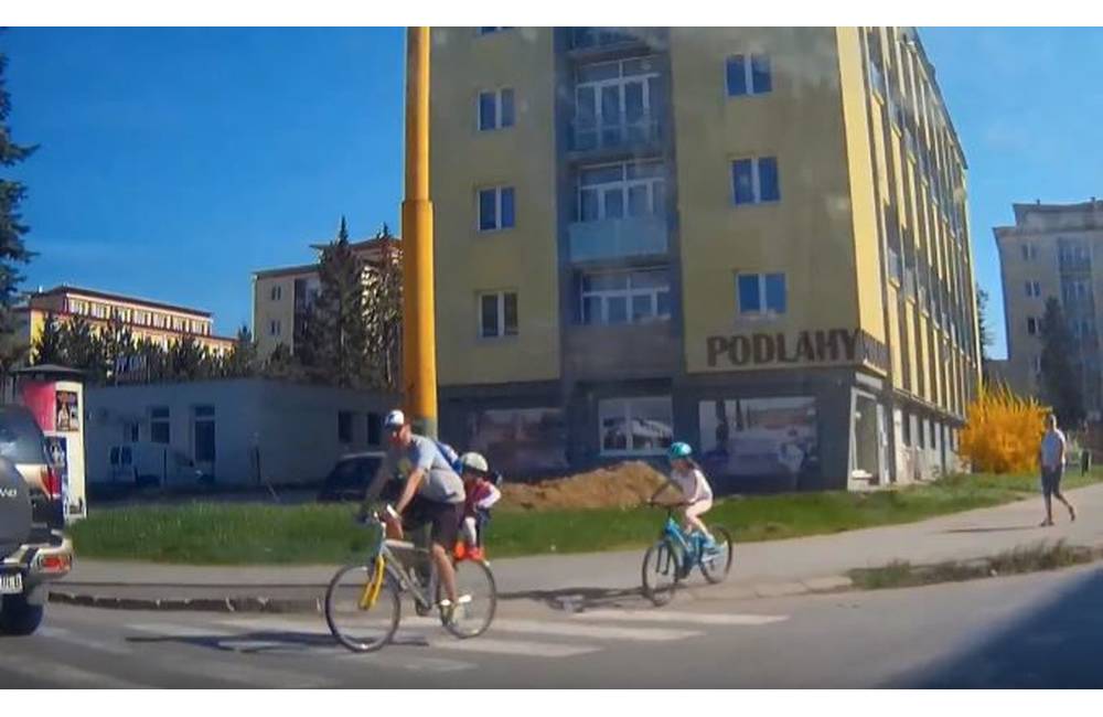 VIDEO: Cyklisti sa ohrozujú jazdou cez priechody pre chodcov, podľa zákona by po nich jazdiť nemali