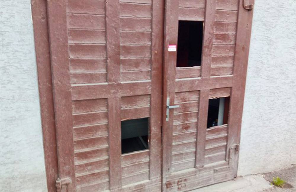 V Bytčici úradovali vandali, cez noc poškodili dvere na hasičskej zbrojnici