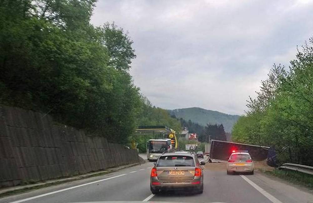 Medzi Žilinou a Kysuckým Novým Mestom došlo k nehode, cesta bude uzavretá do 11:00 hod.