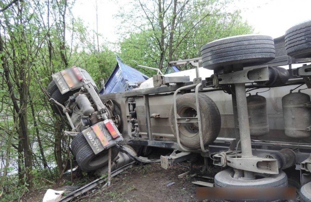 V Radoli došlo nadránom ku zrážke auta s kamiónom, škoda je 47-tisíc eur