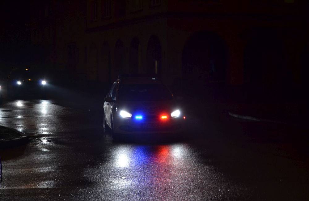 Už druhú noc dávajú policajti v Trnovom fúkať vodičom, niektorí sa im snažia vyhnúť cez bočné ulice