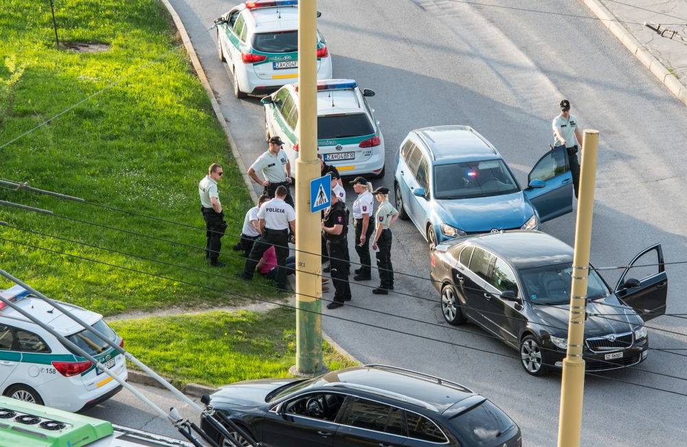 Policajti v pondelok naháňali cez Žilinu 31-ročného švajčiarskeho vodiča, ten im odmietal zastaviť