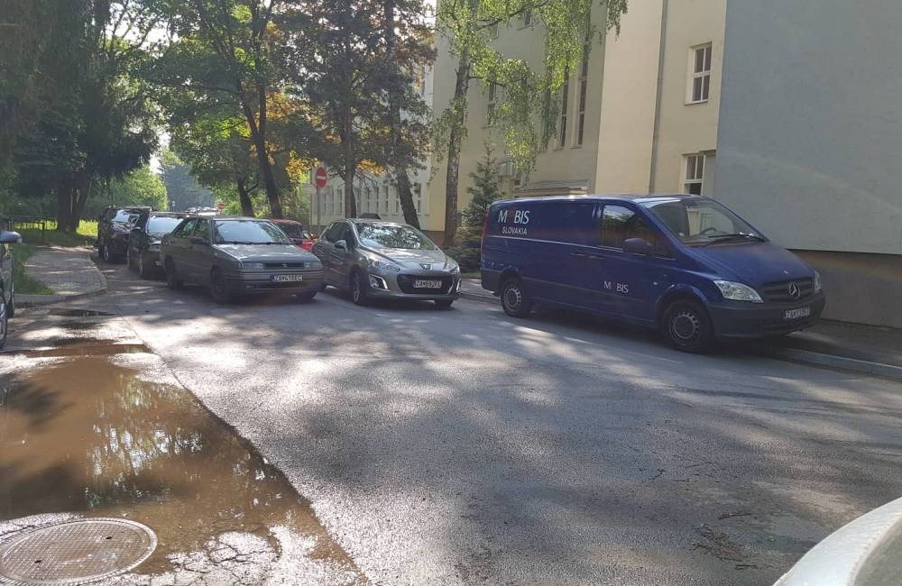 AKTUÁLNE: V žilinskej nemocnici došlo opäť k zablokovaniu príjazdovej cesty parkujúcimi autami