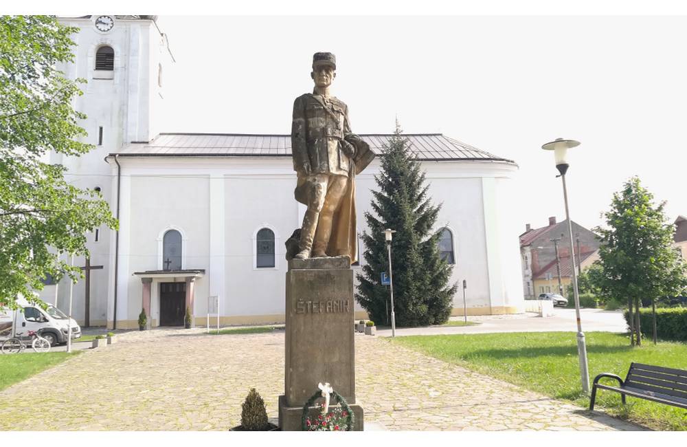 Socha Štefánika v Predmieri ako jediná prežila totalitu na svojom mieste, ochránili ju legionári