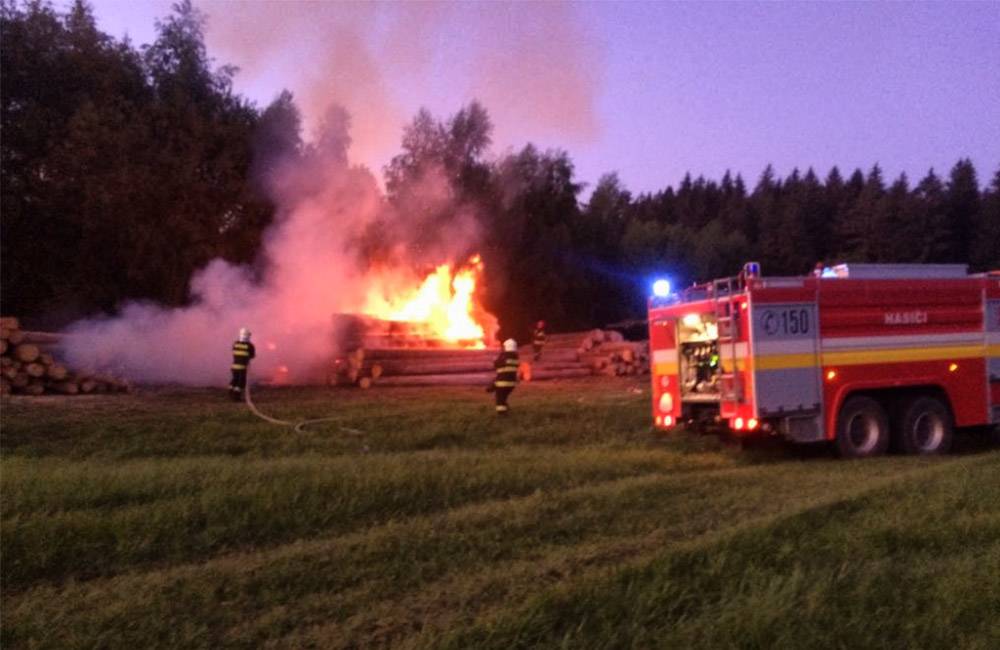 Foto: VIDEO: Pri obci Ovčiarsko včera horela skládka dreva, žilinskí hasiči zasahovali do večerných hodín