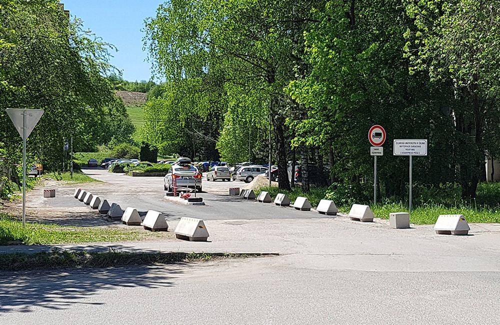 Žilinská univerzita začala riešiť problematické parkovanie áut pri Klientskom centre v Žiline