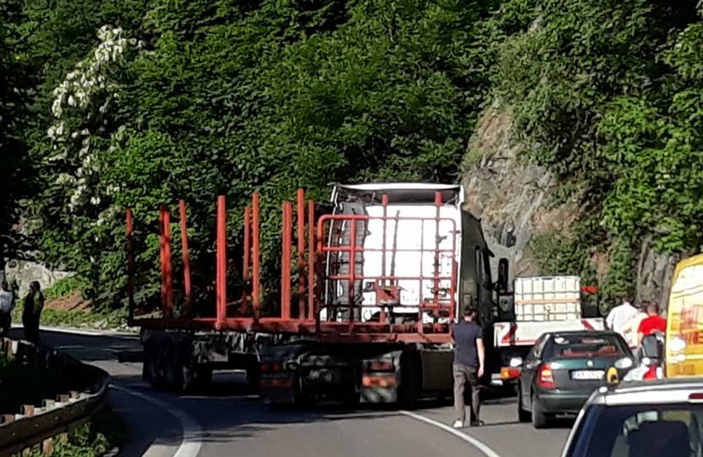 AKTUÁLNE: Pod Strečnom došlo k nehode kamióna a dodávky, cesta je uzavretá