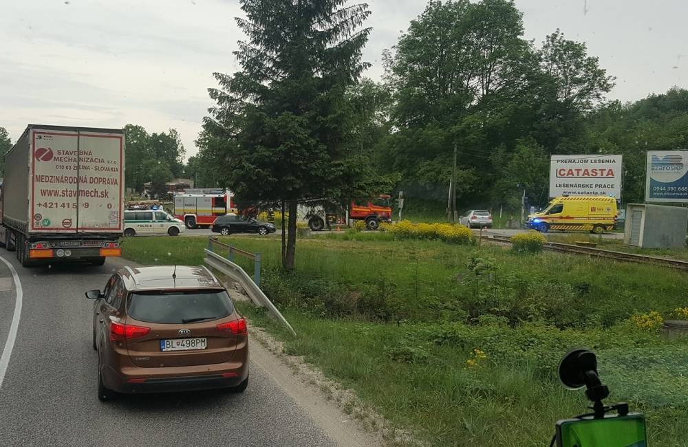 AKTUÁLNE: Na železničnom priecestí v Porúbke došlo k zrážke vlaku s autom, hlásia zranených