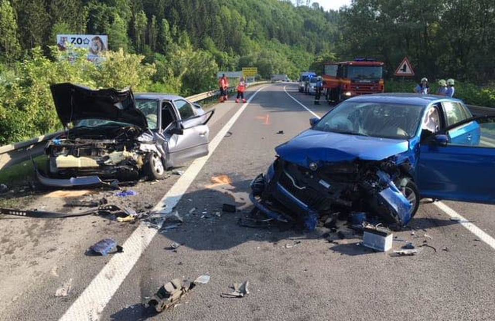 Pri Oškerde došlo k čelnej zrážke dvoch áut, nehoda si vyžiadala jeden život